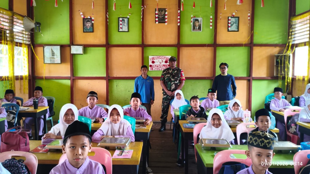 Babinsa Koramil 06/Kateman Kawal Program MBG di Kateman