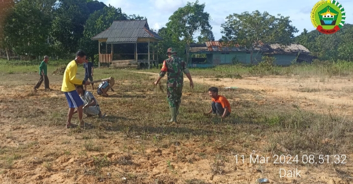 Dalam Rangka Menyambut Bulan Suci Ramadhan 1445 H, Kopda Adi S Sinaga Melaksanakan Gotong Royong