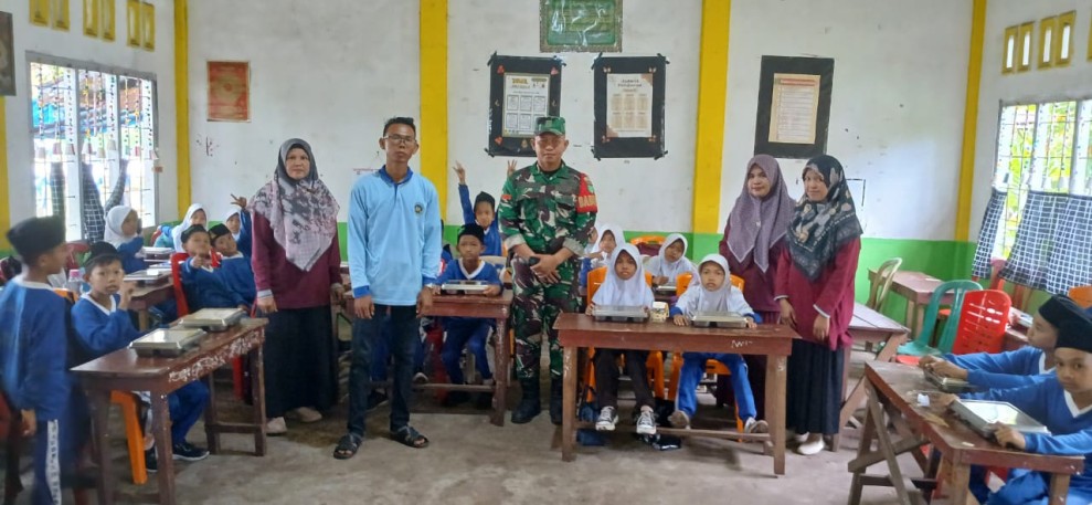 Dukung Generasi Sehat, Koramil 06/Kateman Dampingi Kegiatan Makan Bergizi Gratis