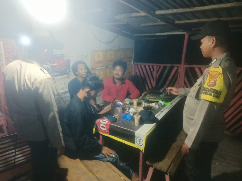 Patroli Malam Polsek Pangkalan Kerinci, Jaga Kamtibmas dan Suasana Sejuk Jelang Pilkada 2024