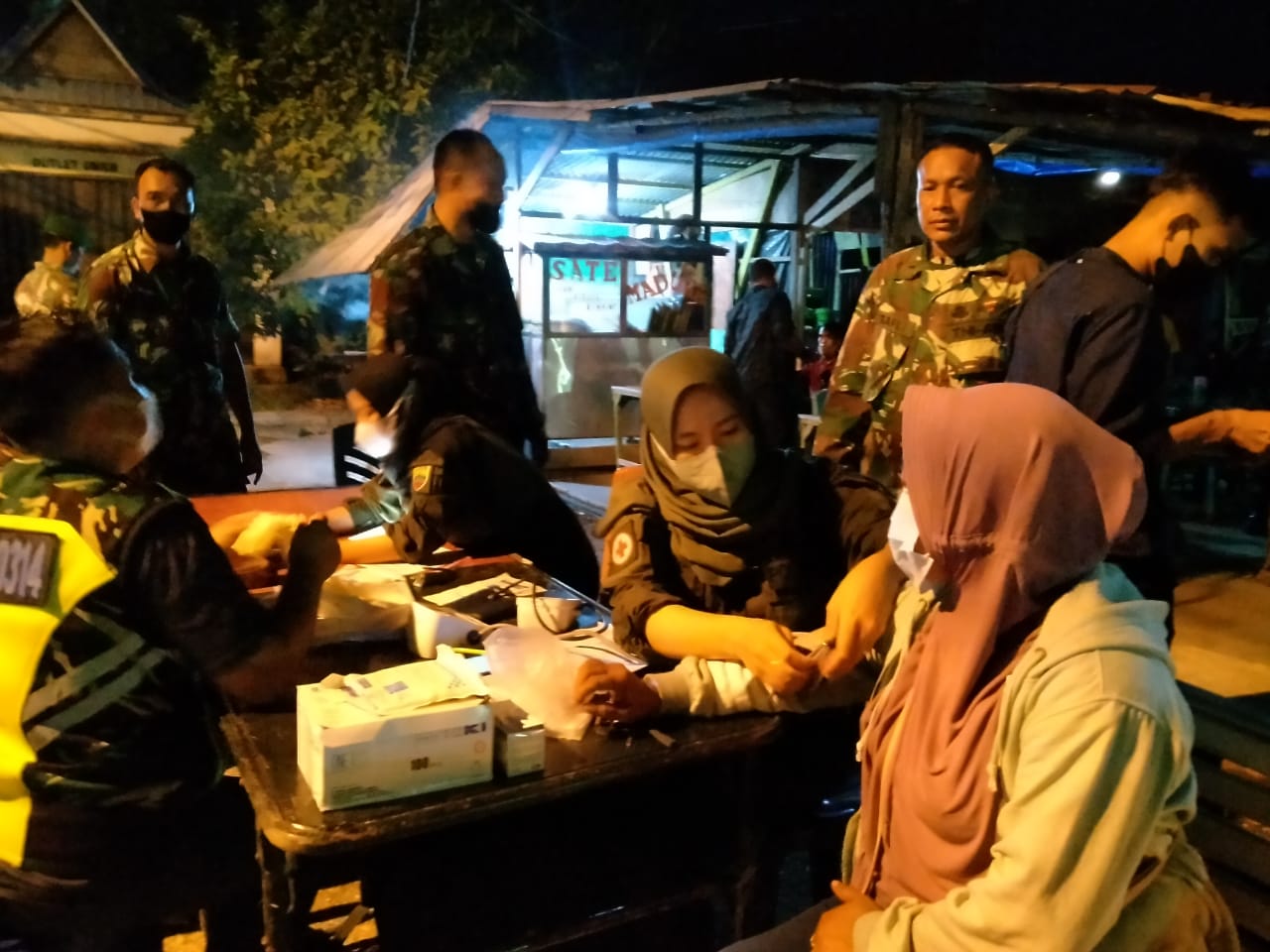 Kunjungi Tempat Keramaian, Personil Kodim 0314/Inhil Sosialisasi Vaksinasi