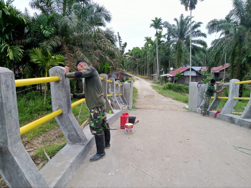 Satgas TMMD ke 116 Kodim 0314/Inhil Lakukan Pengecatan Jembatan