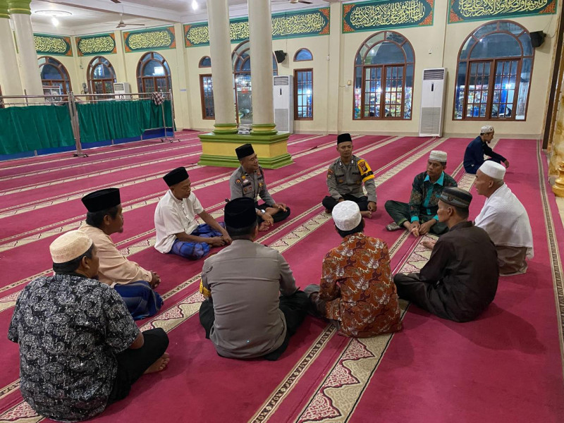 Polsek Pangkalan Kuras Gelar Program Subuh Keliling di Masjid Al-Husni untuk Wujudkan Pilkada Damai