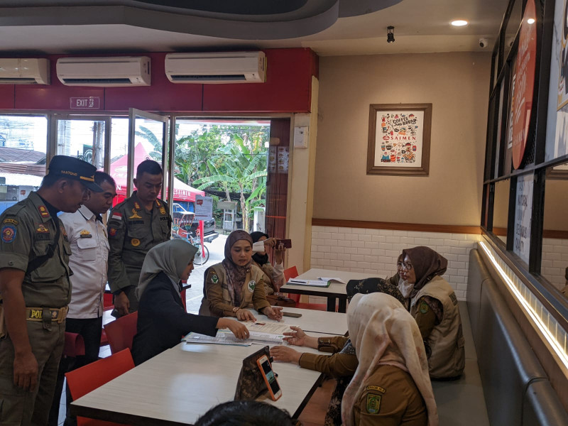 Dinskes bersama Dinas Penanaman Modal dan PTSP Inhil Datangi Sejumlah Tempat Usaha untuk Lakukan Uji Petik Pengawasan