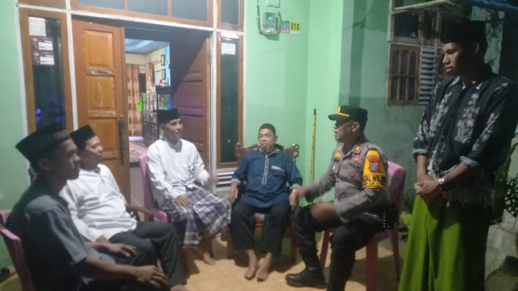 Sambangi Warga Malam Hari, Kapolsek Tempuling Ajak Warga Jaga Kamtibmas