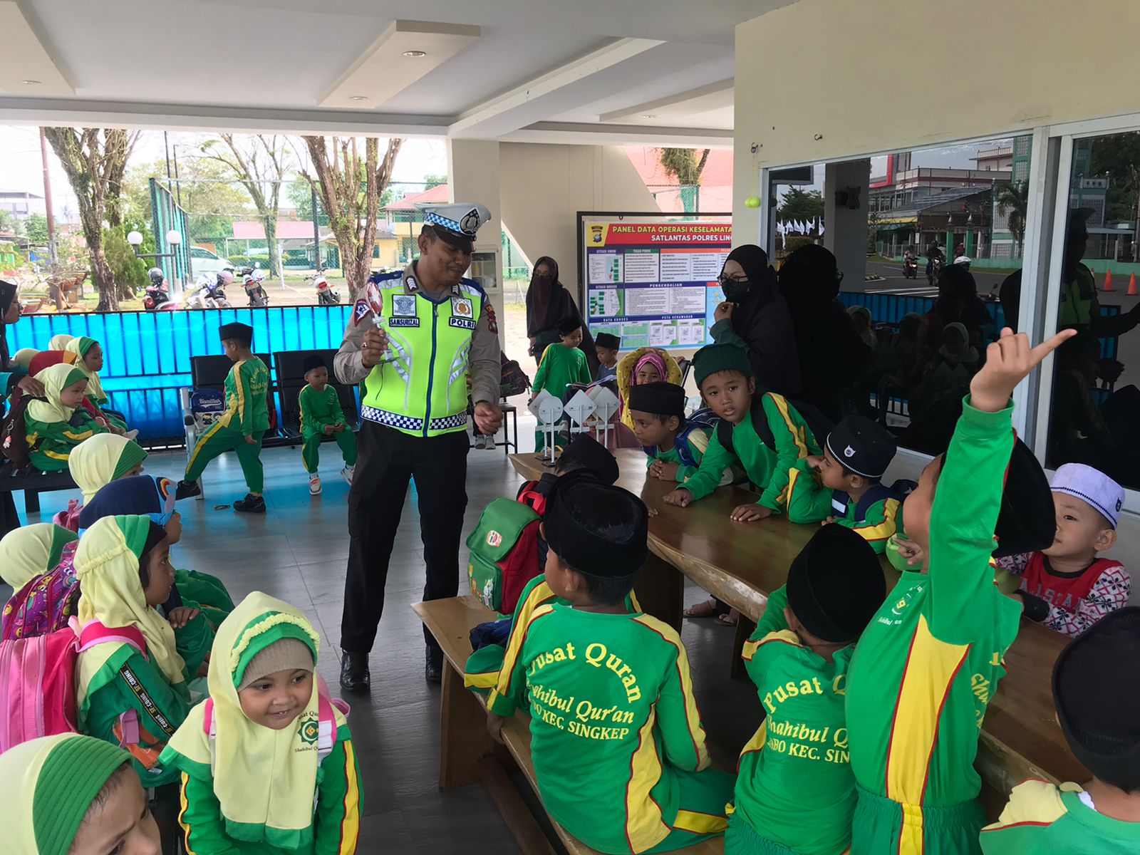 Satlantas Polres Lingga Gelar Kegiatan Sosialisasi Kepada Anak - anak Paud Sahibul Qur'an.