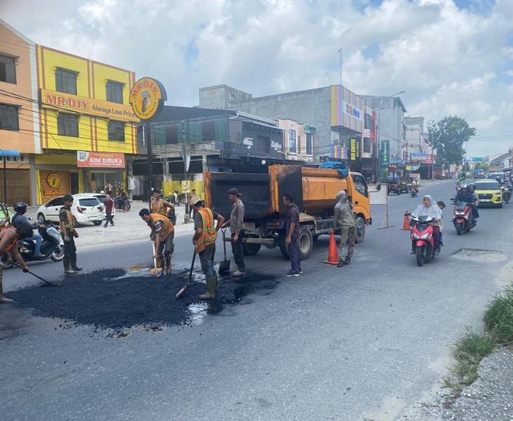 Pemprov Tuntaskan Perbaikan Kerusakan Jalan Imam Munandar dan Hang Tuah