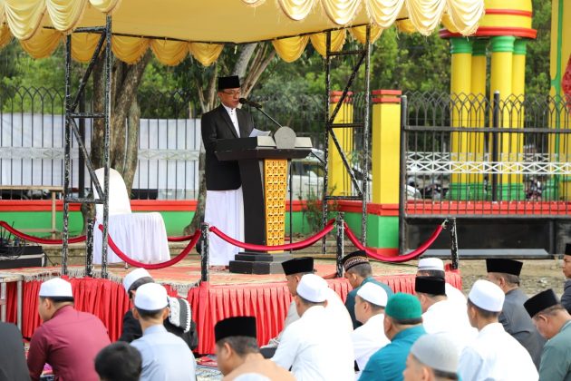 Bupati HM. Wardan Sholat Ied Bersama Masyarakat Tembilahan