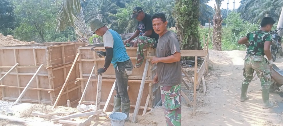 Dukung Infrastruktur Warga, Kodim 0314/Inhil Percepat Pembangunan Jembatan Gantung Perintis Garuda