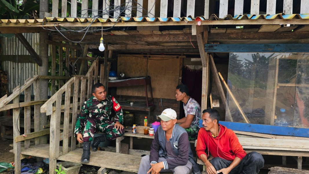 Babinsa Sertu Lendi Piter Sirimba Sambangi Warga Air Tawar, Beri Edukasi Bahaya Narkoba dan Judol