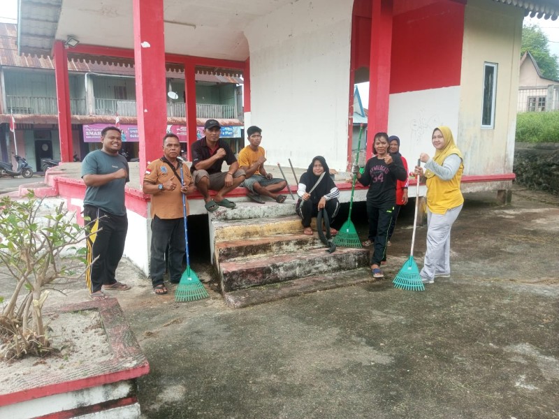 Menjelang HUT RI, Pemdes Penuba Gelar Gotong Royong di Area Pekantoran.