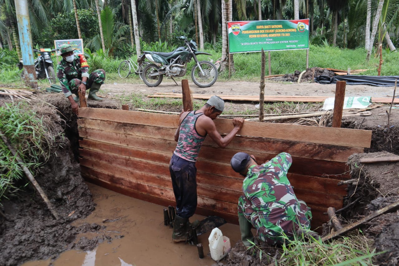 Karya Bhakti Satkowil, Pembangunan Box Culvert Kembali Dikerjakan Personel Koramil 10 Pelangiran