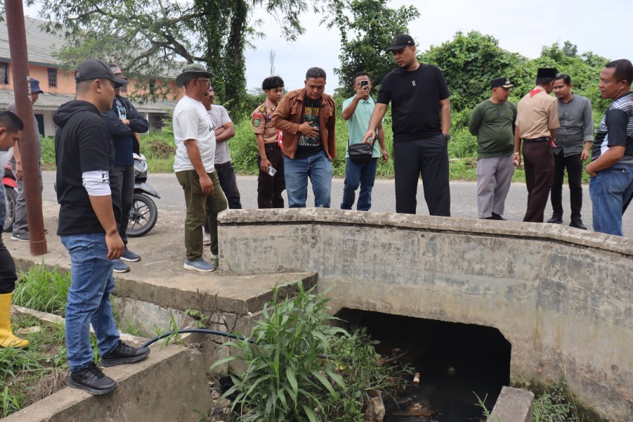 Tindak Lanjut Penanganan Pasca Banjir, Bupati Ade Pimpin Gotong Royong di Rengat Barat
