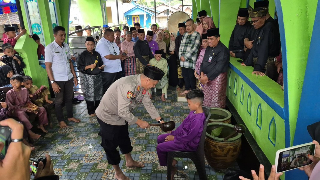 Kapolsek Daik Lingga Ikut Ritual Mandi Safar, Dukung Pelestarian Budaya Melayu.