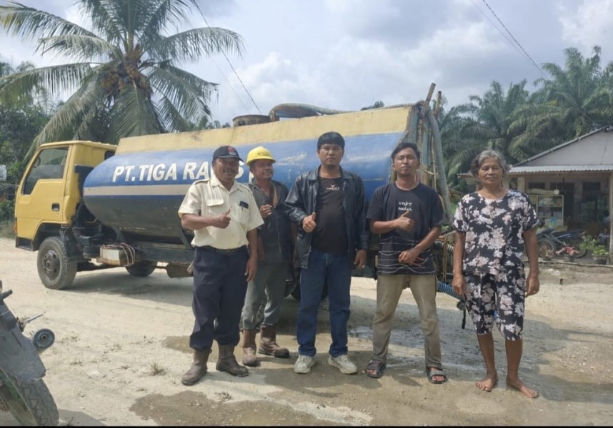Kurangi Debu, PT Agrinas Palma Nusantara KSO PT Tiga Raja Mas Lakukan Penyiraman Jalan Warga