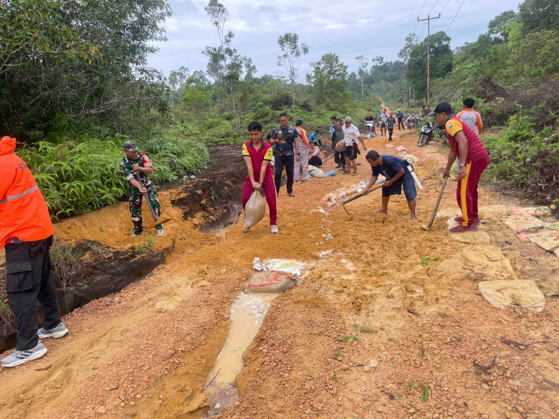 Sinergitas TNI/Polri Dalam Kerja Bakti Membersihkan Tanah Longsor dan Pohon Tumbang.