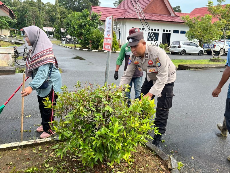 Wujud Kepedulian Lingkungan, Polsek Daik Lingga dan OPD Kompak Laksanakan Gotong Royong.