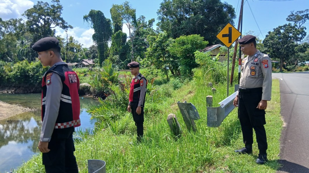 Patroli Daerah Rawan Bencana, Polsek Daik Lingga Tingkatkan Kesiapsiagaan dan Imbau Warga Waspada Cuaca Ekstrem.