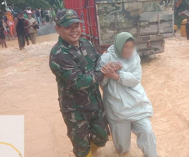 Personel Kodim 0314/Inhil Bantu Korban Banjir di Desa Batu Ampar