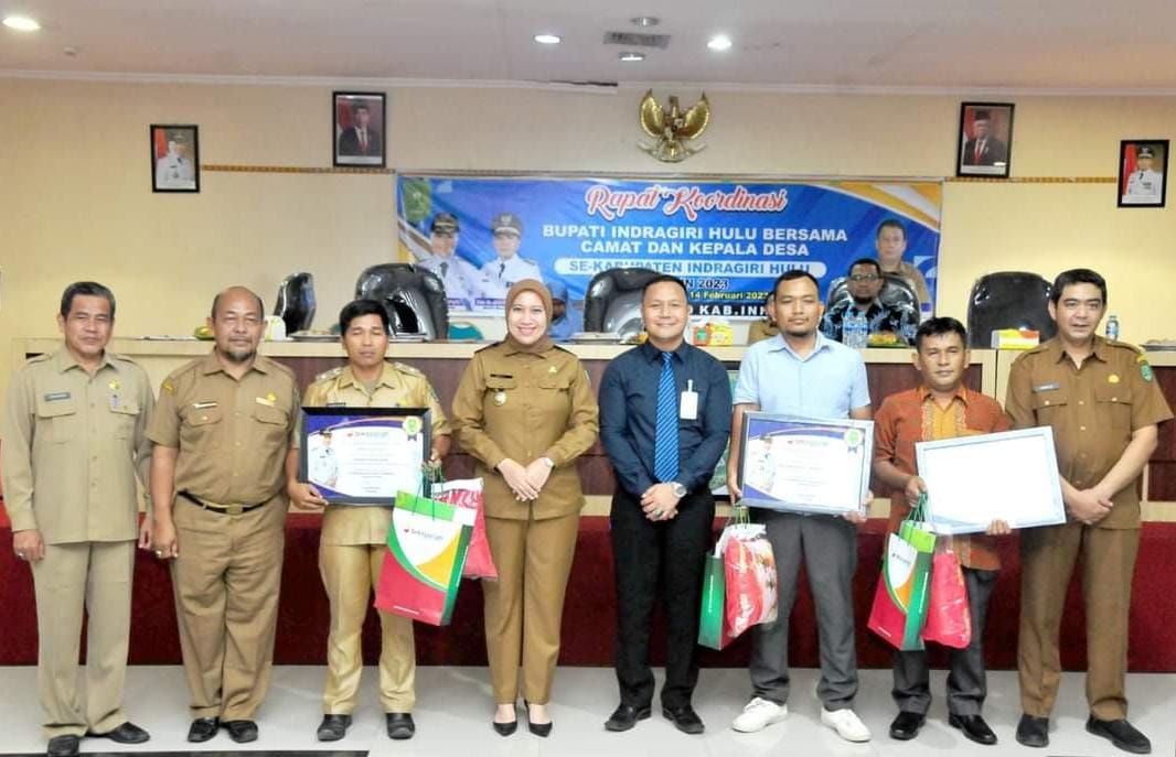 Bupati Rezita Beri Penghargaan 10 Desa Mandiri di Inhu