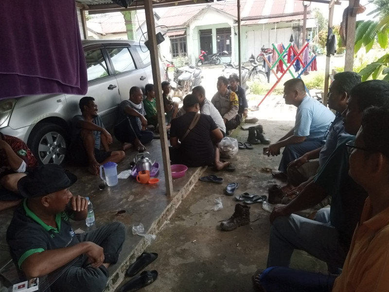 Upaya Menciptakan Kamtibmas Jelang Pilkada, Bhabinkamtibmas Lakukan Sambang ke Warga Desa Makmur