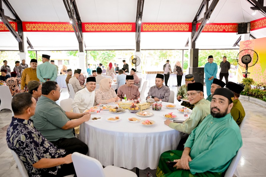 Hari Raya Kedua Idul Fitri, Bupati Bengkalis Hadiri Open House Forkopimda Riau