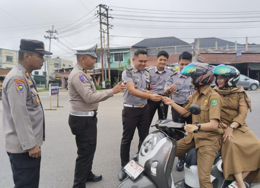 Keren! Inovasi Unit Lantas Polsek Rengat Barat dan Rutan, Pengendara Tertib Lalu Lintas Dapat Hadiah