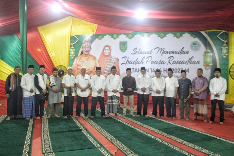 Bupati Inhil Laksanakan Sholat Isya dan Tarawih Bersama Keluarga Besar Dinas Perikanan