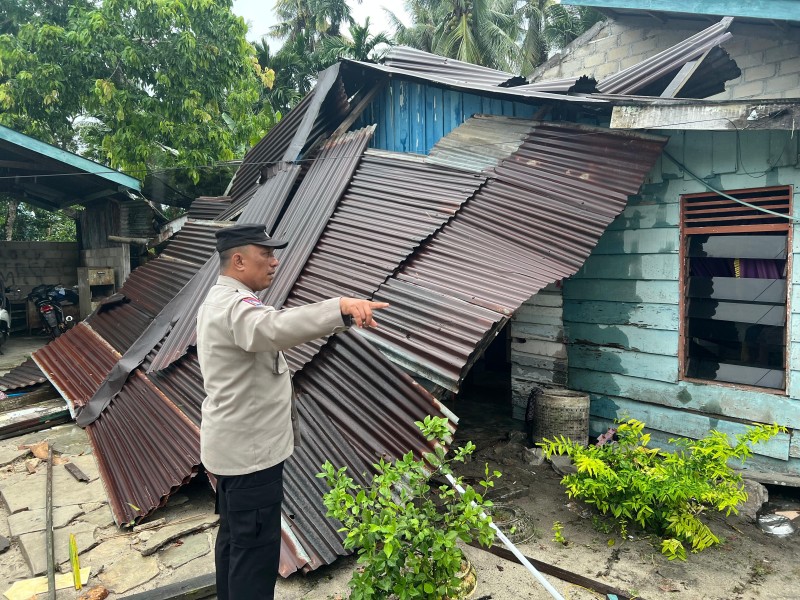 Puting Beliung Robohkan Rumah Warga, Polsek Dabo Singkep Sigap Hadir Beri Pertolongan.