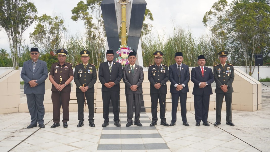 Peringati Harkitnas ke-118, Dandim 0314/Inhil Bersama Forkopimda Ziarah ke Makam Pahlawan