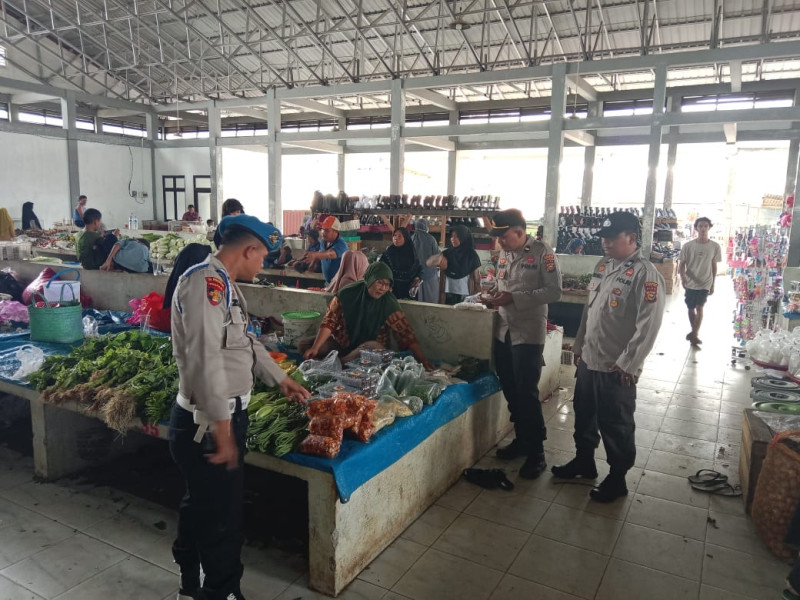 Cek Stok Sembako di Pasar Kilan, Polsek Batang Cenaku Pastikan Aman Jelang Pilkada