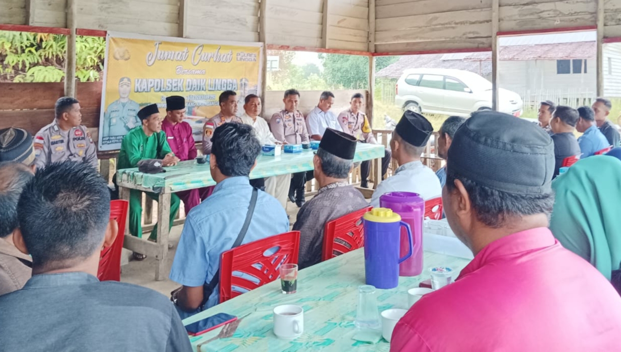 Polsek Daik Lingga Laksanakan Giat Rutin Jumat Curhat di Simpang Lima.