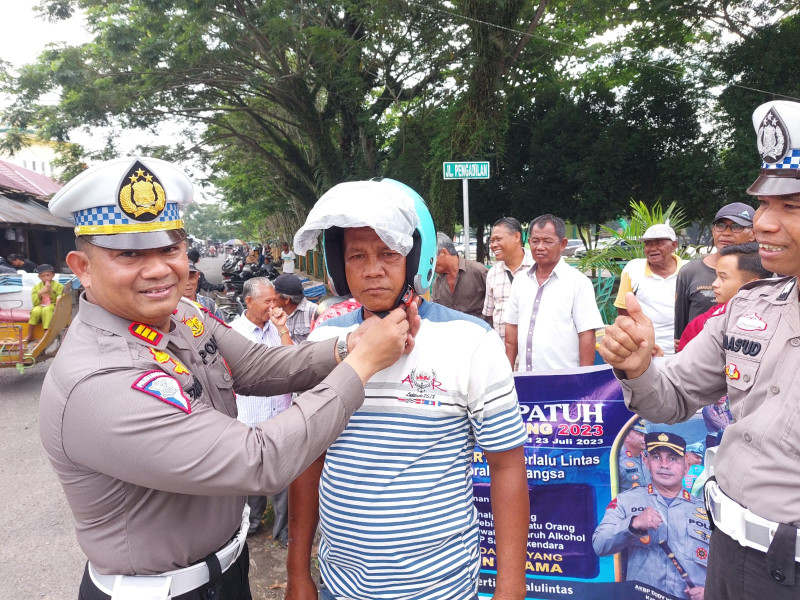 Satlantas Polres Inhu Bagikan Leaflet, Brosur Imbauan dan Helm Gratis