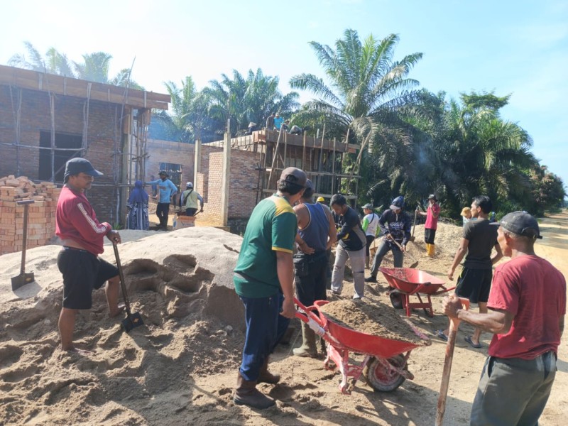Warga Dusun V Talang Jerinjing Kompak Gotong Royong Cor Dak Masjid Nahdhatul Iman Somel