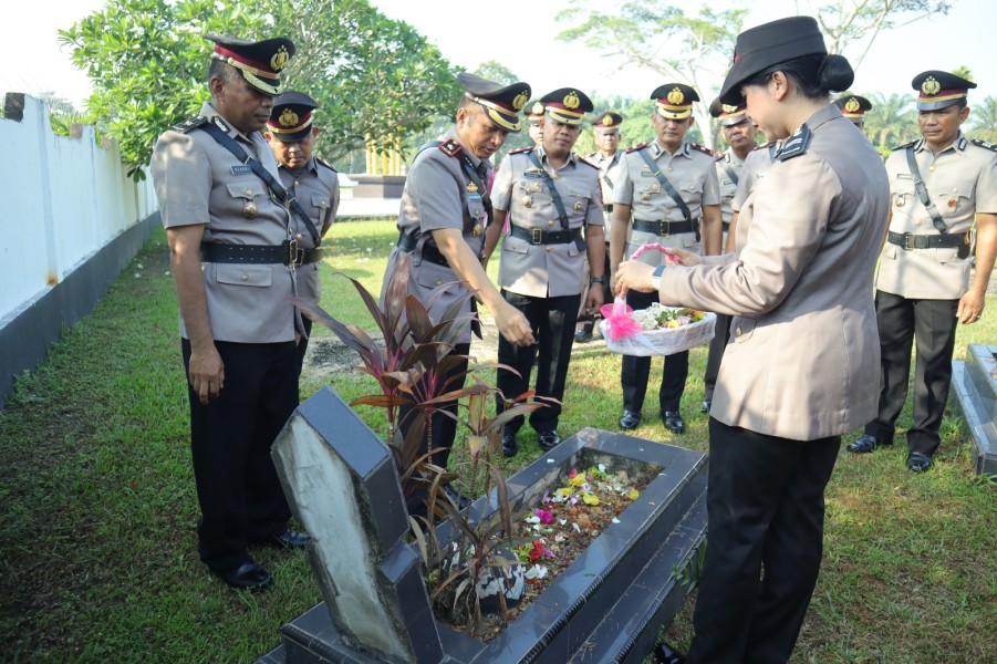 Polres Inhu Gelar Upacara dan Tabur Bunga di TMP