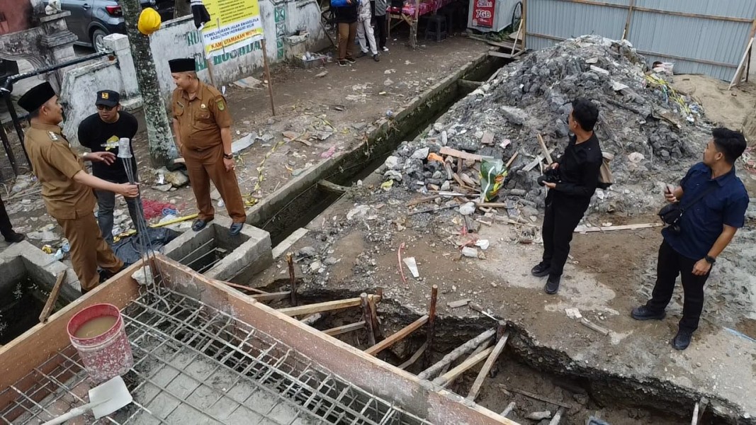 Bupati Inhil Herman Tinjau Proyek Drainase Box Culvert di Tembilahan