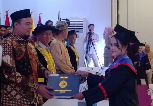 ITB Indragiri Wisuda 434 Lulusan Angkatan III