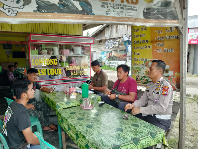 Cooling Sistem, Polsek Pangkalan Kuras Sambang Warga di Warung dan Sampaikan Pesan-pesan Kamtibmas