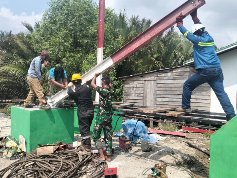 Pembangunan Jembatan Perintis Garuda di Kuala Muda Kecil Terus Dipacu, Personel Kodim 0314/Inhil dan Warga Gotong Royong