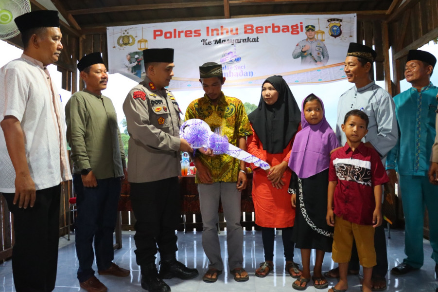 Kapolres Inhu Serahkan Kunci Rumah dan Resmikan Taman Baca di Rengat Barat