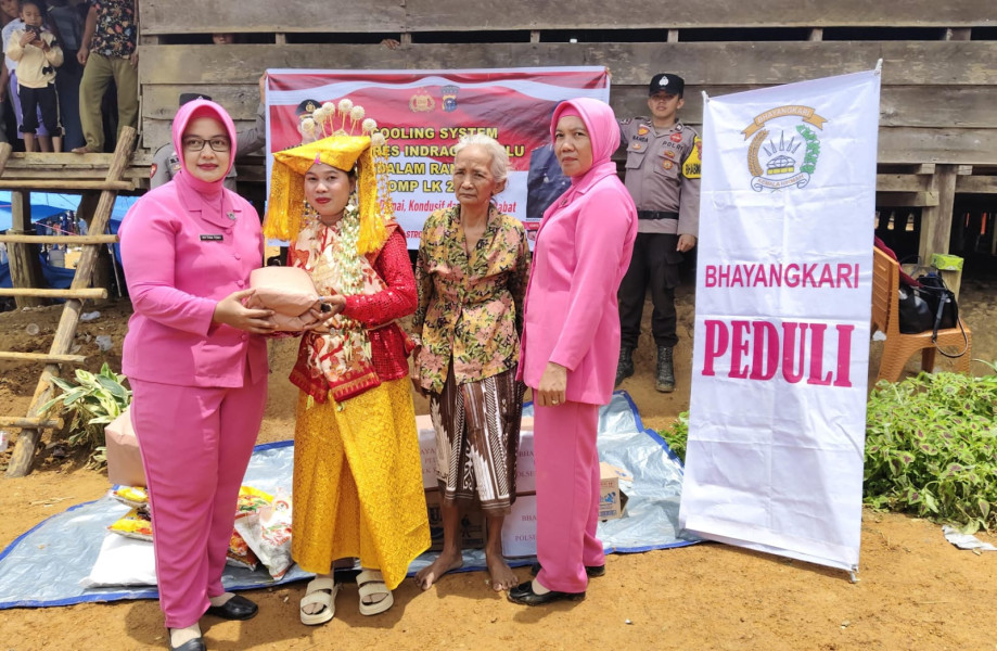 Bhayangkari Polres Inhu Hantarkan Bansos dan Pesan Damai Pilkada