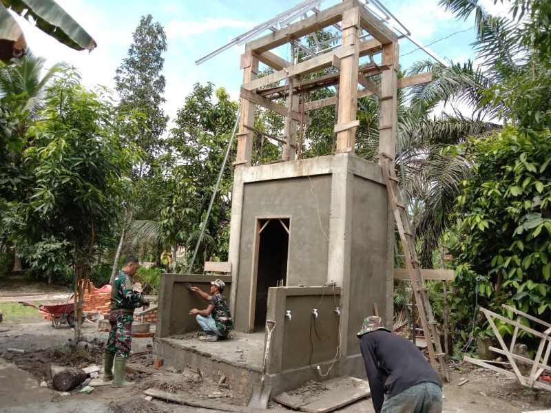 Progres Sasaran Fisik TMMD Terus Dikebut, Babinsa Koramil 06/Kateman Plaster Dinding Tower Sumur Bor