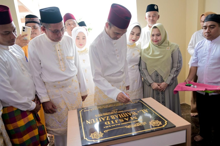 Bupati Kasmarni Dampingi Ustadz Abdul Somad Resmikan Masjid Al Wahhab Zaitun di Bathin Solapan