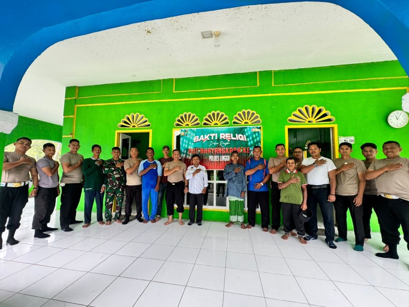 Polsek Daik Lingga Warnai HUT Bhayangkara ke-79 Dengan Aksi Bakti Religi di Masjid Babbul Hidayah.