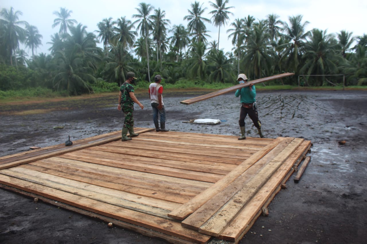 Satgas TMMD Inhil Susun Papan Kayu Sebagai Landasan Helikopter