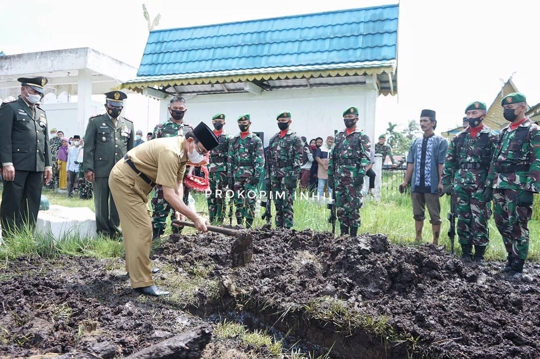 Bupati Inhil HM Wardan Hadiri Pemakaman Sersan Amad Purnomo di Taman Makam Pahlawan Yudha Bakti Parit 6 Tembilahan Hulu
