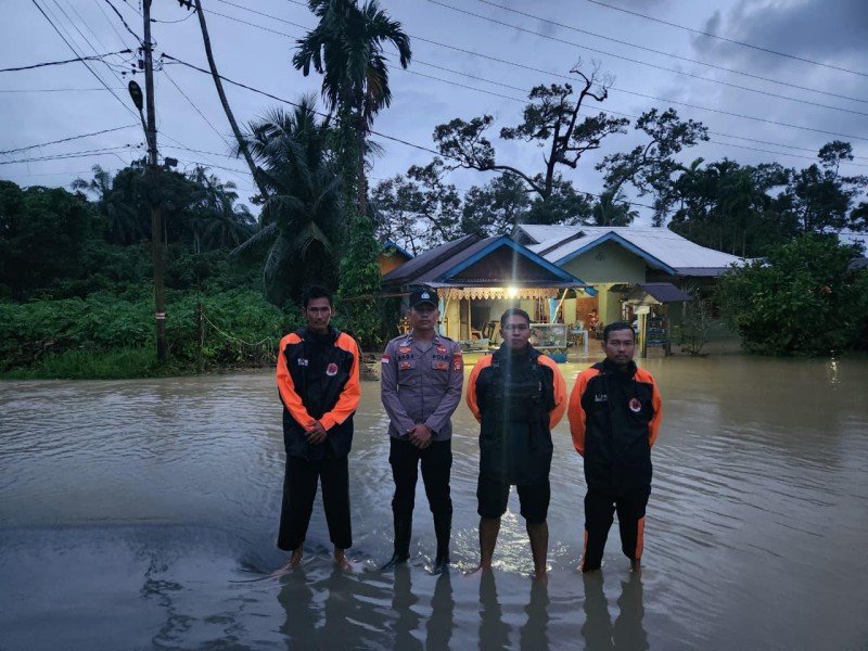 Polri Hadir untuk Masyarakat, Polsek Daik Lingga Lakukan Patroli Wilayah Terdampak Banjir Rob.