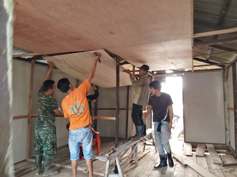 Percepat Target TMMD ke-130, TNI dan Masyarakat Keritang Bersinergi Bedah RTLH