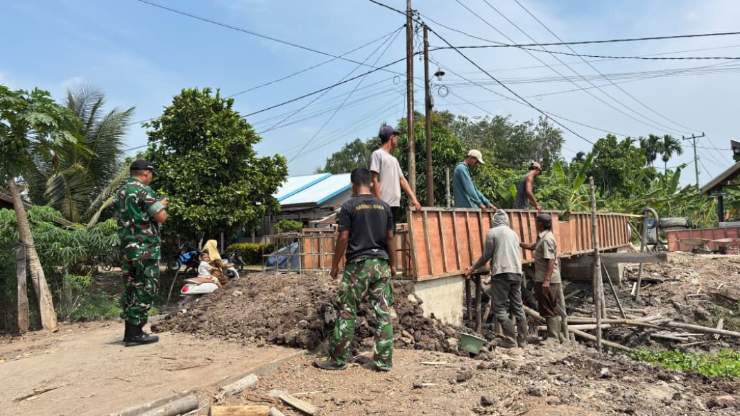 Kodim 0314/Inhil Dorong Percepatan Infrastruktur, Jembatan Kuala Sebatu Terus Dikerjakan