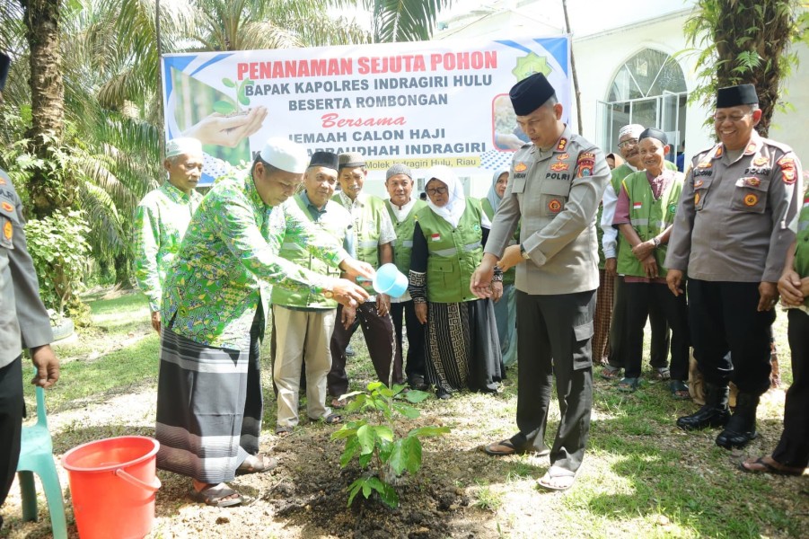 Doa Bersama Calon Jemaah Haji, Kapolres Inhu dan Ketua MUI Tanam Pohon Bersama